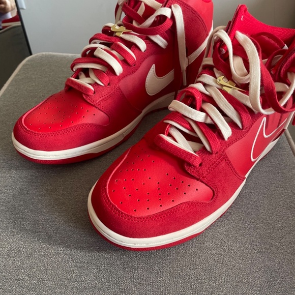 Nike Dunk High SE “First Use” In University Red - Picture 3 of 6